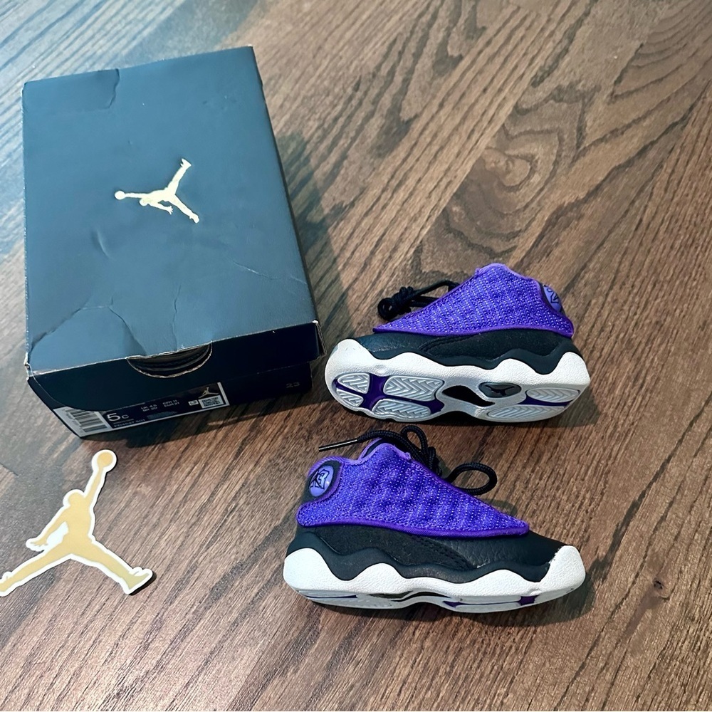 New With Box Jordan 13 Retro Toddler Sneaker Purple Venom / Black-White Size 5C